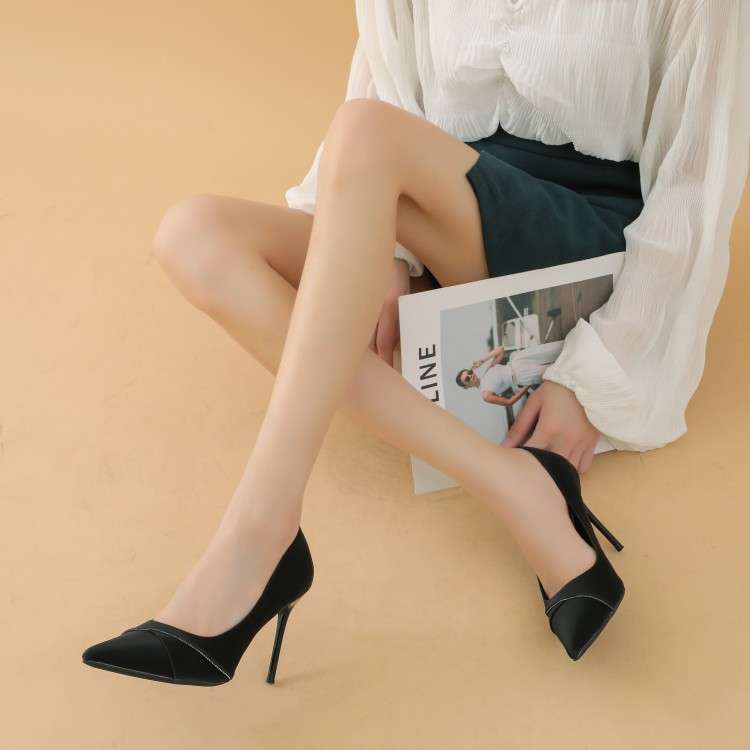 洗練エレガントホワイトポインテッドパンプス