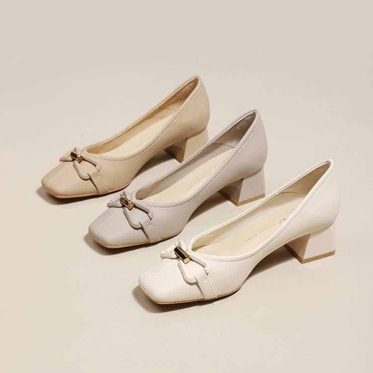 エレガントリボンベージュローヒールパンプス