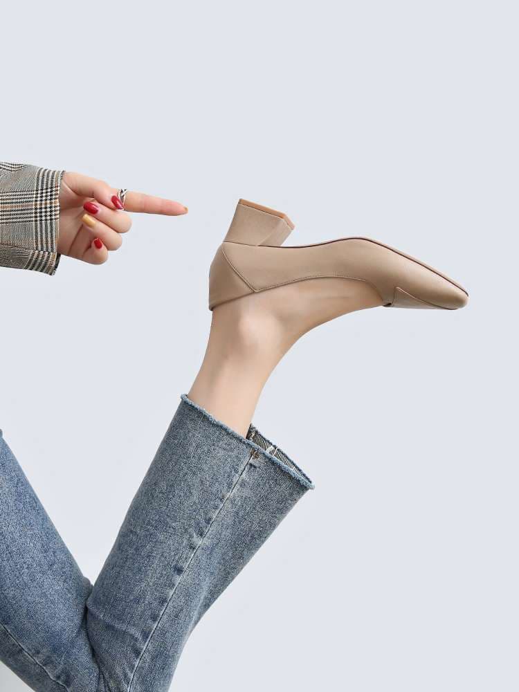 エレガントチャンキーヒール　上質ベージュパンプス