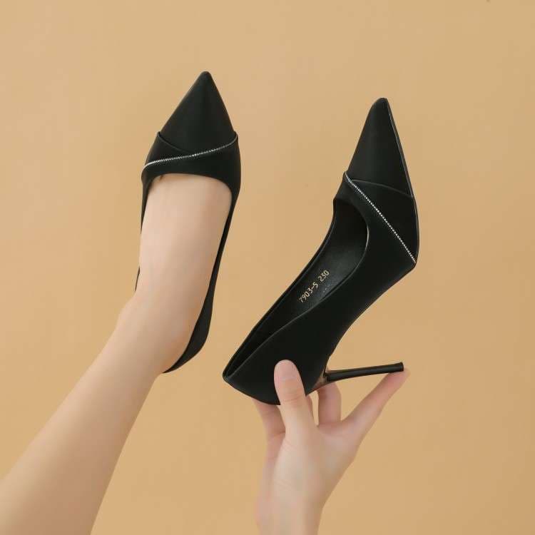 洗練エレガントホワイトポインテッドパンプス