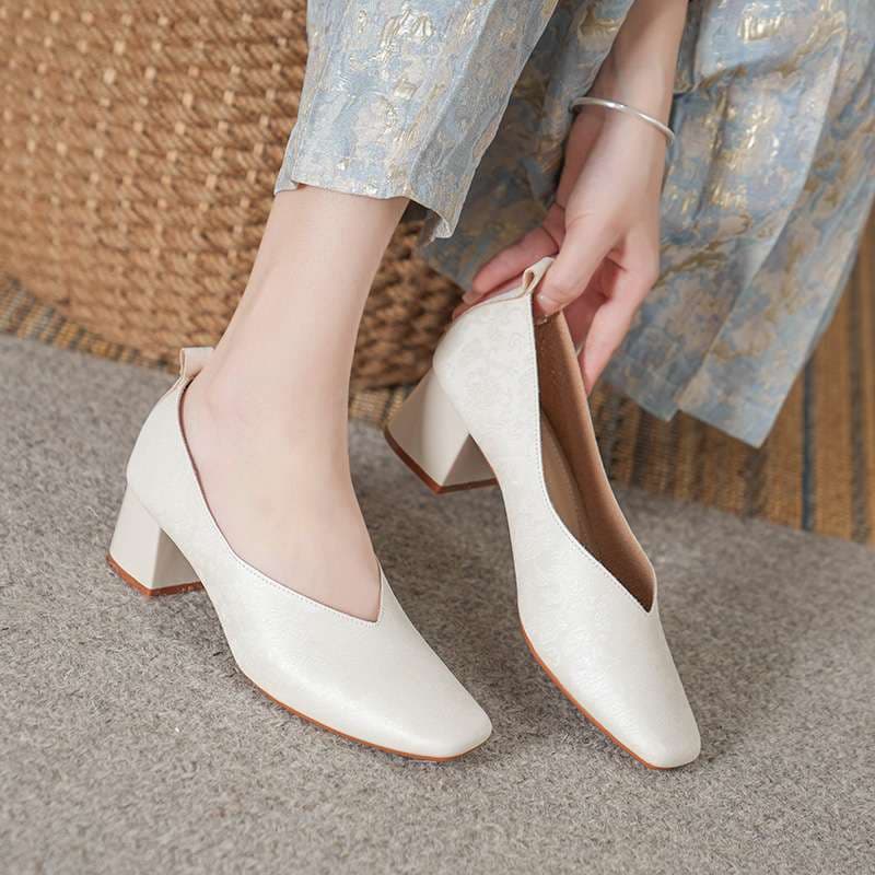 上品光沢スクエアトゥ安定チャンキーヒールパンプス