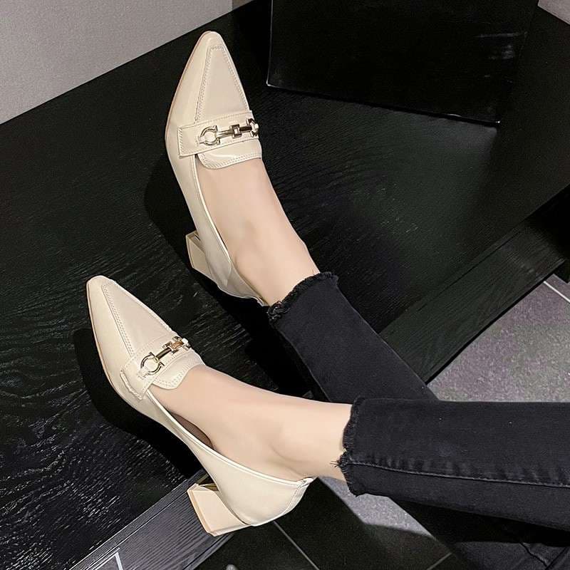 エレガントホワイトチェーン ポインテッドトゥパンプス