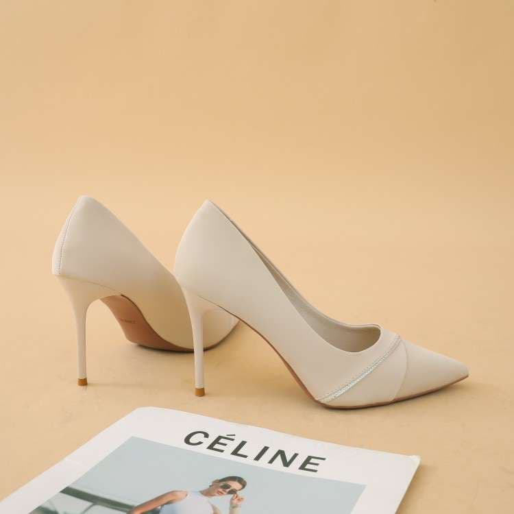 洗練エレガントホワイトポインテッドパンプス