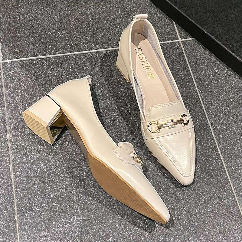 上品煌めくチェーン飾りのホワイトローヒールパンプス