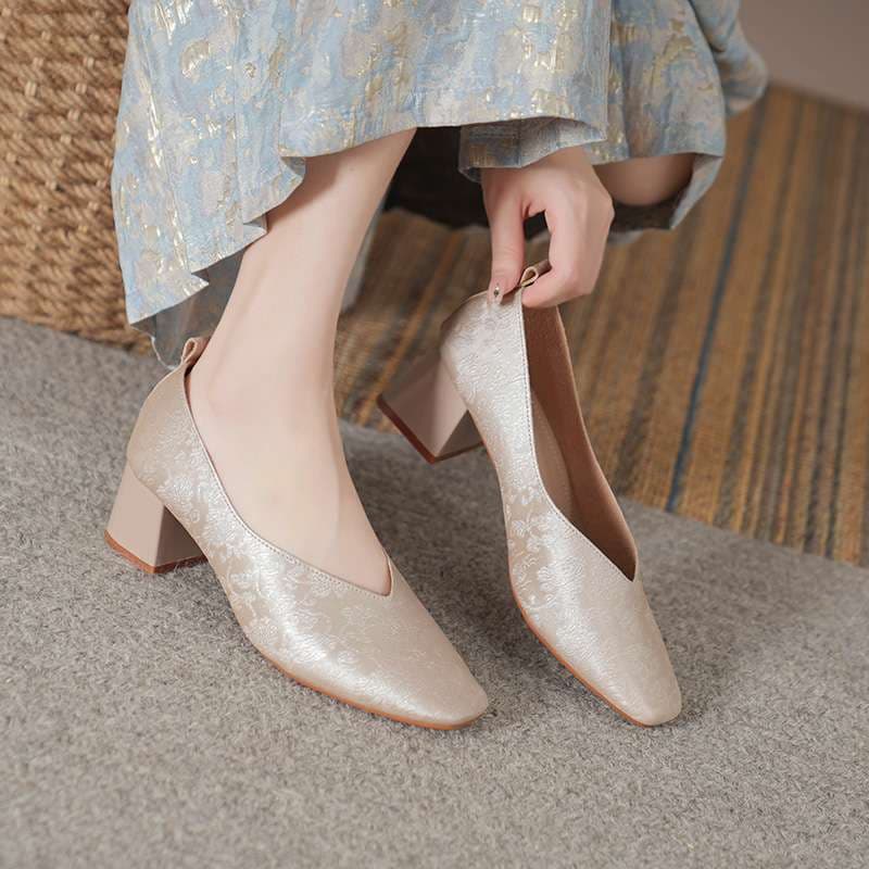 上品光沢スクエアトゥ安定チャンキーヒールパンプス