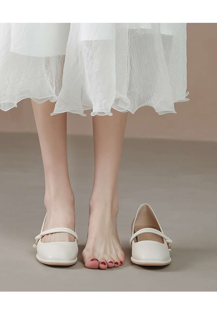 パールストラップの清楚エレガントパンプス