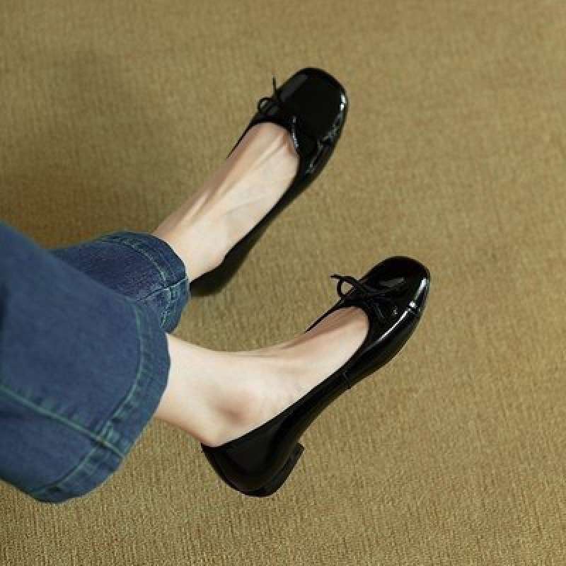 リボンが彩る上品エナメル調ローヒールパンプス