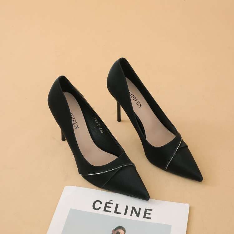 洗練エレガントホワイトポインテッドパンプス