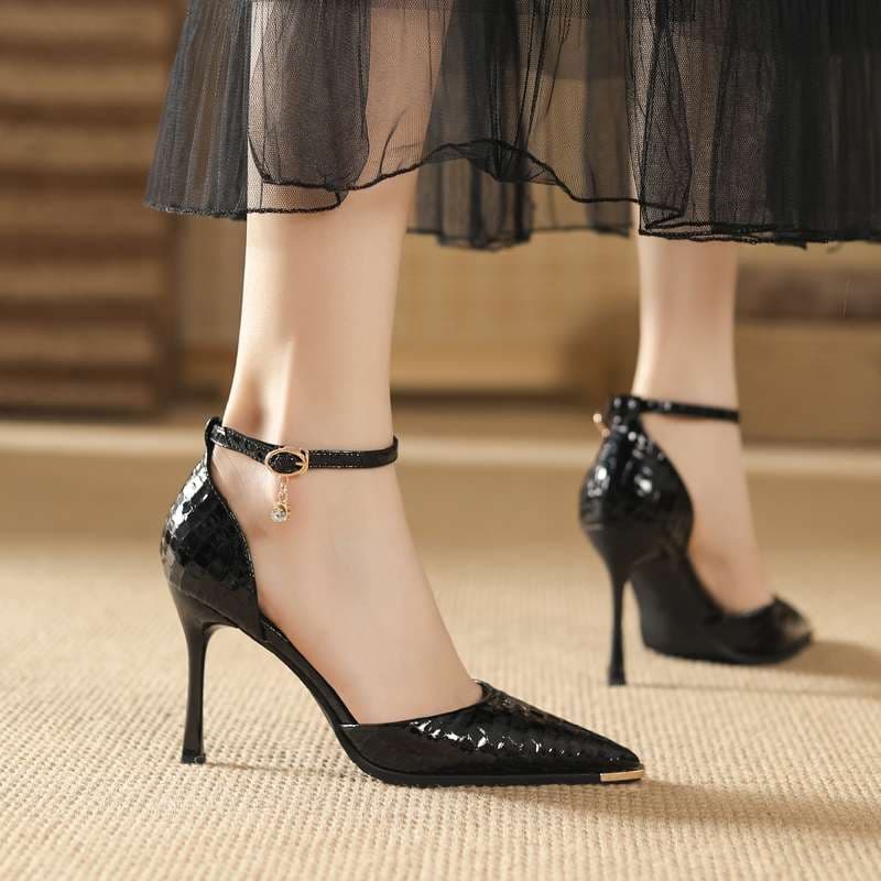 エレガントブラック アンクルストラップパンプス