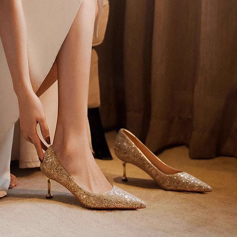 煌めく洗練ゴールドピンヒールパンプス