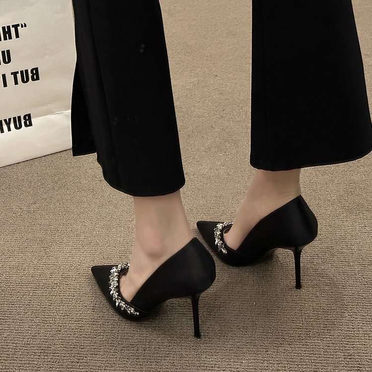 結婚式パンプス 黒輝く繊細装飾の上品ピンヒール