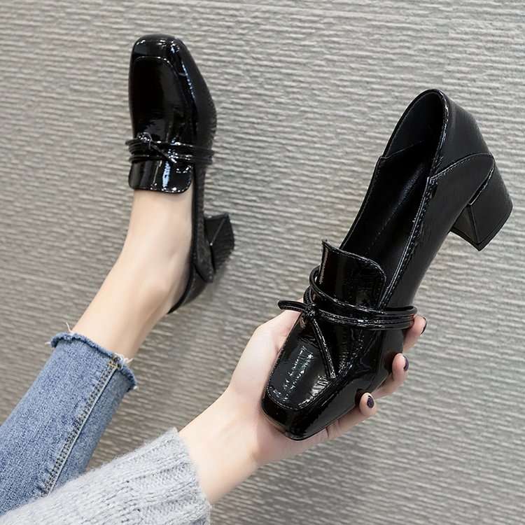 エナメル光沢リボンが華やぐ上品スクエアパンプス