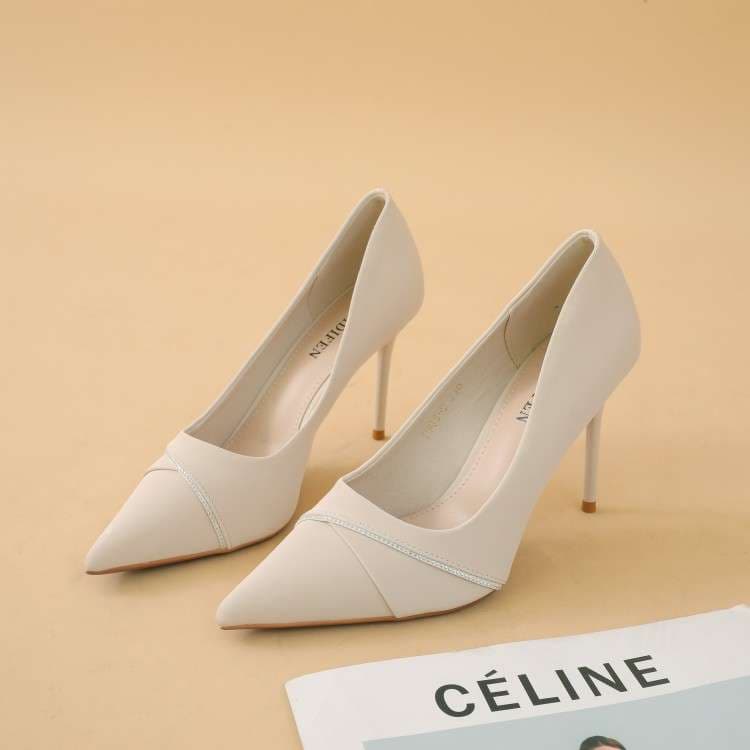 洗練エレガントホワイトポインテッドパンプス
