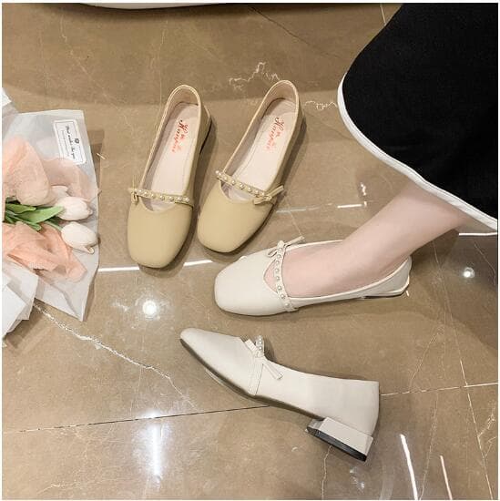 上品パール飾りの疲れにくい柔らかローヒールパンプス
