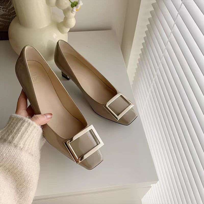 洗練されたスクエアトゥ ベージュ＆ブラックパンプス