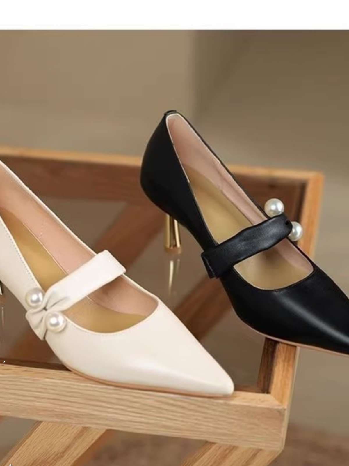 エレガントパールストラップ 黒ポインテッドパンプス