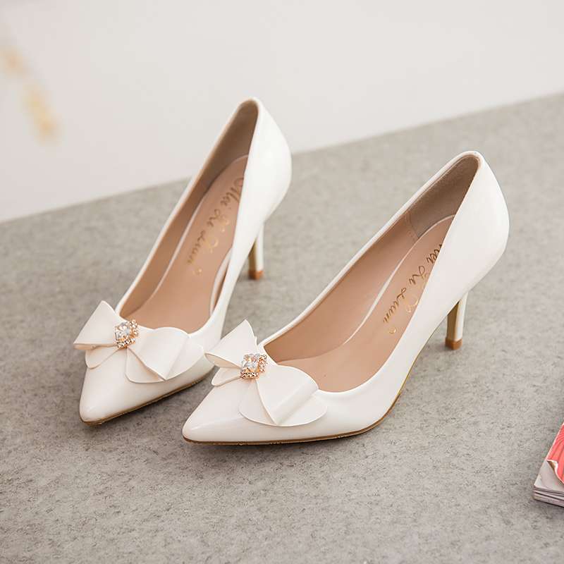 エレガントビジューリボン白パンプス