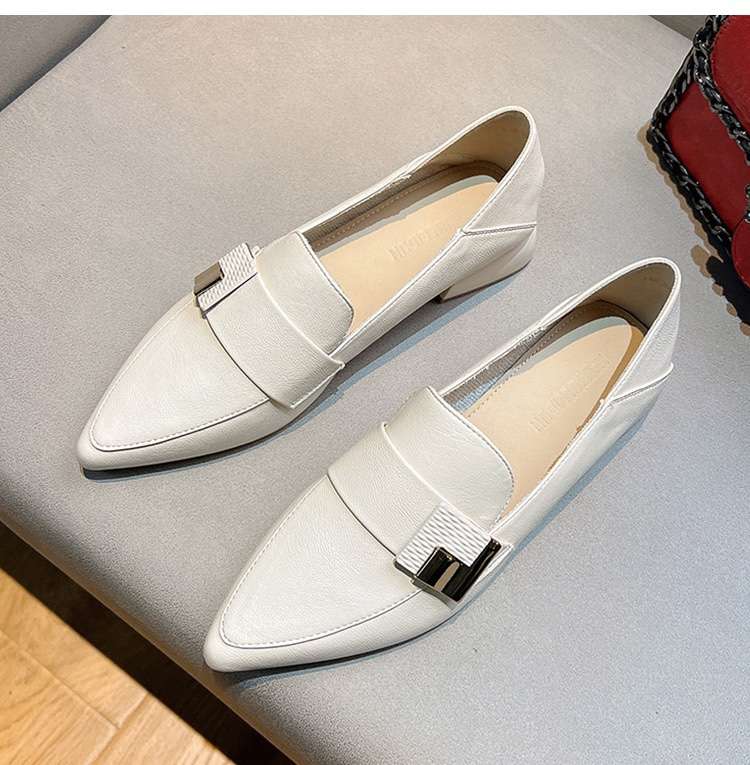 洗練ポインテッドホワイトパンプス