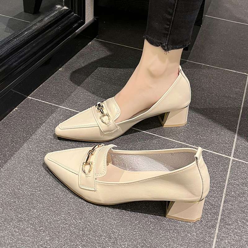 エレガントホワイトチェーン ポインテッドトゥパンプス