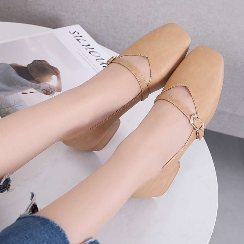 上品で快適 スクエアトゥベージュパンプス