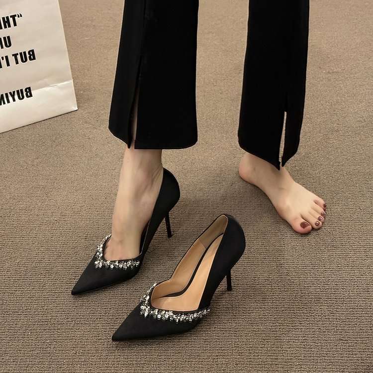 結婚式パンプス 黒輝く繊細装飾の上品ピンヒール