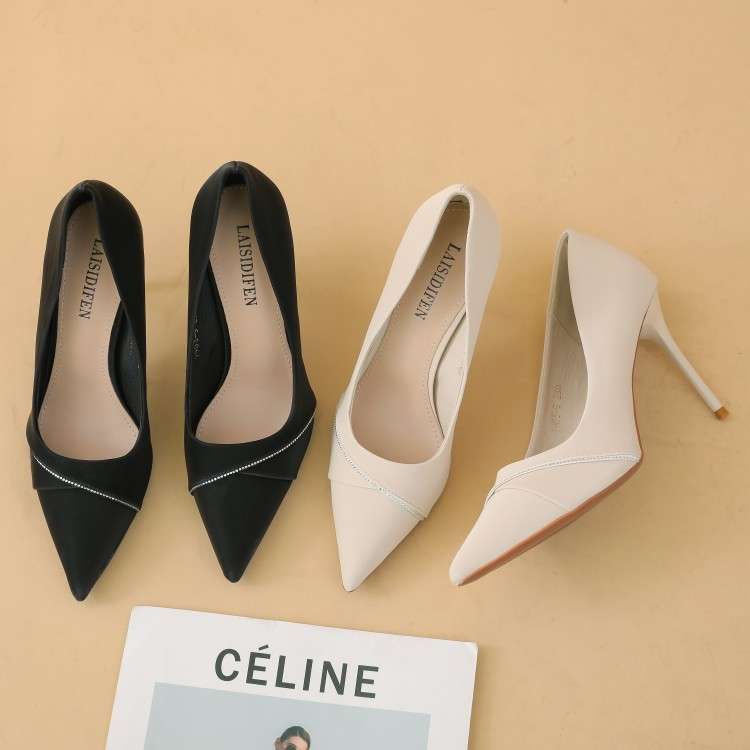 洗練エレガントホワイトポインテッドパンプス