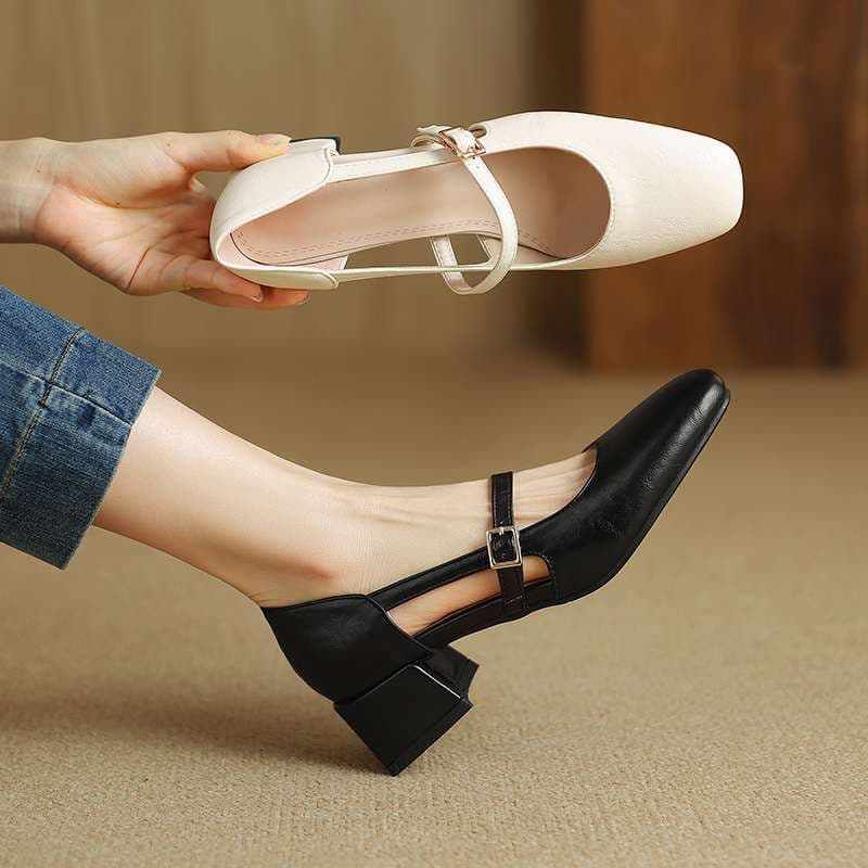 上品スクエアトゥ 黒リボンストラップパンプス