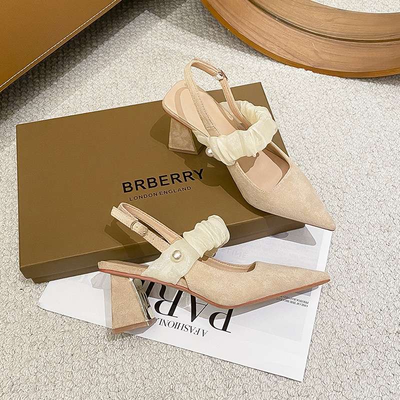 エレガントパール飾りの黒ポインテッドパンプス