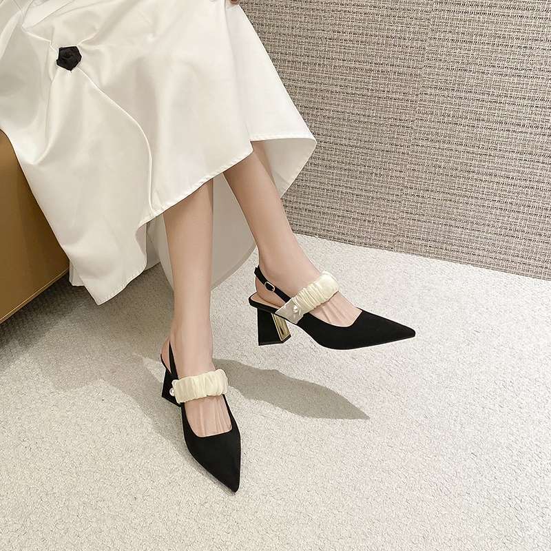 エレガントパール飾りの黒ポインテッドパンプス