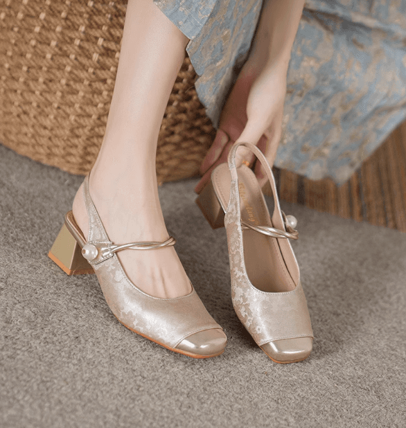 エレガントパールストラップ スクエアローヒールパンプス