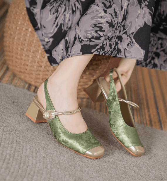 エレガントパールストラップ スクエアローヒールパンプス